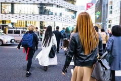 Tłum mieszkanowie i turyści krzyżuje ulicę w popularnym Ginza okręgu miasto Tokio, Japonia fotografia stock Tłum mieszkanowie i turyści krzyżuje ulicę w popularnym Ginza okręgu miasto Tokio, Japonia fotografia stock