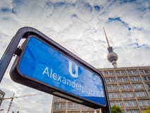 U-Bahn Alexanderplatz znak i TV górujemy w Berlin fotografia royalty free U-Bahn Alexanderplatz znak i TV górujemy w Berlin fotografia royalty free