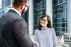 U?cisk?w d?oni partnery biznesowi Pomyślne biznesowej kobiety chwiania ręki z mężczyzną zdjęcie stock U?cisk?w d?oni partnery biznesowi Pomyślne biznesowej kobiety chwiania ręki z mężczyzną zdjęcie stock