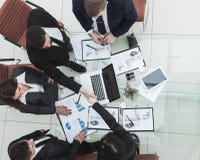 u?cisku d?oni kierownik i Finansowy dyrektor po zatwierdzenia pieni??ny plan firma w miejscu pracy obrazy stock u?cisku d?oni kierownik i Finansowy dyrektor po zatwierdzenia pieni??ny plan firma w miejscu pracy obrazy stock