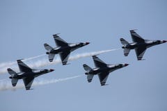 U S De Groep van luchtmachtthunderbirds de luchtparade bij de lucht van Cleveland toont stock afbeelding U S De Groep van luchtmachtthunderbirds de luchtparade bij de lucht van Cleveland toont stock afbeelding