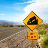 U.S.A. Death Valley Segno alla discesa ripida della strada fotografia stock U.S.A. Death Valley Segno alla discesa ripida della strada fotografia stock