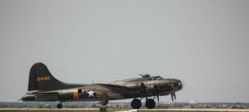 U S η πολεμική αεροπορία β-17 στρατού προετοιμάζεται για την απογείωση στον αέρα του Κλίβελαντ παρουσιάζει στοκ εικόνα με δικαίωμα ελεύθερης χρήσης U S η πολεμική αεροπορία β-17 στρατού προετοιμάζεται για την απογείωση στον αέρα του Κλίβελαντ παρουσιάζει στοκ εικόνα με δικαίωμα ελεύθερης χρήσης