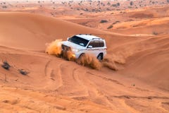 UAE, Fudjairah 2017 19 El safari campo a través 11 en los jeeps SUVs en las arenas naranja-rojas árabes abandona en el sol de la imágenes de archivo libres de regalías UAE, Fudjairah 2017 19 El safari campo a través 11 en los jeeps SUVs en las arenas naranja-rojas árabes abandona en el sol de la imágenes de archivo libres de regalías