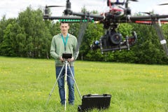 UAV van technicusFlying Helikopter royalty-vrije stock fotografie UAV van technicusFlying Helikopter royalty-vrije stock fotografie