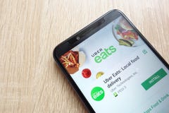Uber mange : Appli local de la livraison de nourriture sur le site Web de Google Play Store montré sur le smartphone 2018 de Huaw photographie stock Uber mange : Appli local de la livraison de nourriture sur le site Web de Google Play Store montré sur le smartphone 2018 de Huaw photographie stock