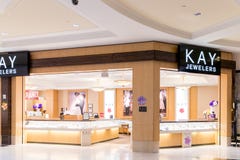 Ubicación de Kay Jewelers Retail Strip Mall foto de archivo Ubicación de Kay Jewelers Retail Strip Mall foto de archivo