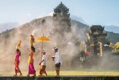Ubud, Bali - 30. Juli 2016 Zeigen des traditionellen Balinesemannes und der weiblichen zeremoniellen Kleidungs- und religiösenang lizenzfreie stockbilder Ubud, Bali - 30. Juli 2016 Zeigen des traditionellen Balinesemannes und der weiblichen zeremoniellen Kleidungs- und religiösenang lizenzfreie stockbilder