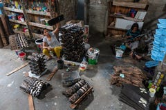 UBUD/BALI- 27-ОЕ АПРЕЛЯ 2019: Женские работники от Ubud делали ремесла маски которые были нарисованы и были покрашены используя т стоковое фото UBUD/BALI- 27-ОЕ АПРЕЛЯ 2019: Женские работники от Ubud делали ремесла маски которые были нарисованы и были покрашены используя т стоковое фото
