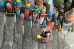 UBUD, ΜΠΑΛΊ 27 ΑΠΡΙΛΊΟΥ 2019 ένας παλαιός άσπρος-γενειοφόρος βιοτέχνης αγγειοπλαστικής που φορά έναν εθνικό επικεφαλής δεσμό χρωμ στοκ φωτογραφίες UBUD, ΜΠΑΛΊ 27 ΑΠΡΙΛΊΟΥ 2019 ένας παλαιός άσπρος-γενειοφόρος βιοτέχνης αγγειοπλαστικής που φορά έναν εθνικό επικεφαλής δεσμό χρωμ στοκ φωτογραφίες