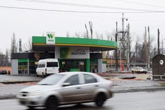 Ucrania, Kremenchug - marzo de 2019: EXTRANJERO de la gasolinera Coches que pasan cerca en la falta de definición de movimiento o imágenes de archivo libres de regalías Ucrania, Kremenchug - marzo de 2019: EXTRANJERO de la gasolinera Coches que pasan cerca en la falta de definición de movimiento o imágenes de archivo libres de regalías