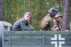 Ucrânia, Voronezh - 2 de setembro de 2018: Reconstrução da segunda guerra mundial, soldados alemães que montam no carro foto de stock Ucrânia, Voronezh - 2 de setembro de 2018: Reconstrução da segunda guerra mundial, soldados alemães que montam no carro foto de stock