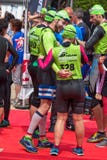 Uczestnicy w Swimrun Costabrava rywalizaci wewnątrz w miasteczku Playa De Aro w Hiszpania Fotografia Stock Uczestnicy w Swimrun Costabrava rywalizaci wewnątrz w miasteczku Playa De Aro w Hiszpania Fotografia Stock