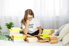 Uczeń przygotowywa dla egzaminów z szkłami rezerwuje udziały Pojęcie edukacja, hobby, nauka i światu książkowy dzień, fotografia stock Uczeń przygotowywa dla egzaminów z szkłami rezerwuje udziały Pojęcie edukacja, hobby, nauka i światu książkowy dzień, fotografia stock