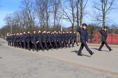 Ucznie Kaliningrad legalny uniwersytecki ministerstwo sprawy wewnętrzne Rosja iść system wzdłuż Gvardeysky alei zdjęcia stock Ucznie Kaliningrad legalny uniwersytecki ministerstwo sprawy wewnętrzne Rosja iść system wzdłuż Gvardeysky alei zdjęcia stock