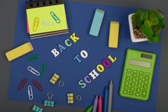 Uczy kogoś set z błękitnym papierem, tekstem & x22; Popiera school& x22; drewniani listy, kalkulator, markiery i inny materiały, obraz stock Uczy kogoś set z błękitnym papierem, tekstem & x22; Popiera school& x22; drewniani listy, kalkulator, markiery i inny materiały, obraz stock