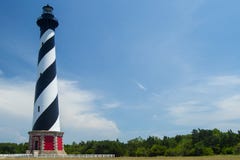 UddeHatteras fyr med bakgrund för blå himmel arkivbilder UddeHatteras fyr med bakgrund för blå himmel arkivbilder