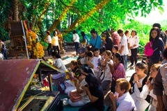 Udon Thani, Thaïlande - 21 mai 2016 : Les gens prient pour le succès de la vie comme tradition thaïlandaise photos libres de droits Udon Thani, Thaïlande - 21 mai 2016 : Les gens prient pour le succès de la vie comme tradition thaïlandaise photos libres de droits