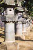 UENO, JAPÃO - 19 DE FEVEREIRO DE 2016: Coluna japonesa no santuário imagem de stock UENO, JAPÃO - 19 DE FEVEREIRO DE 2016: Coluna japonesa no santuário imagem de stock