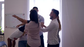 Ufa spadek, obsługuje spadki na plecy, i koledzy łapią on na grupowej terapii i oklaskują zbiory wideo Ufa spadek, obsługuje spadki na plecy, i koledzy łapią on na grupowej terapii i oklaskują zbiory wideo