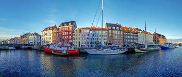 Ufergegend-, Kanal- und Unterhaltungsbezirk Nyhavn mit bunten Häusern, Gebäuden, Schiffen, Yachten und Booten in der alten Stadt stockfotos Ufergegend-, Kanal- und Unterhaltungsbezirk Nyhavn mit bunten Häusern, Gebäuden, Schiffen, Yachten und Booten in der alten Stadt stockfotos