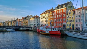 Ufergegend-, Kanal- und Unterhaltungsbezirk Nyhavn mit bunten Häusern, Gebäuden, Schiffen, Yachten und Booten in der alten Stadt stockfotografie Ufergegend-, Kanal- und Unterhaltungsbezirk Nyhavn mit bunten Häusern, Gebäuden, Schiffen, Yachten und Booten in der alten Stadt stockfotografie