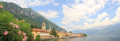 Ufergegend von gargnano Dorf und von garda See, Italien Stockbild Ufergegend von gargnano Dorf und von garda See, Italien Stockbild