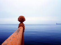 Ufergegenddekor mit Meer auf dem Hintergrund lizenzfreies stockbild Ufergegenddekor mit Meer auf dem Hintergrund lizenzfreies stockbild