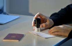 Ufficiale Stamping della dogana un passaporto fotografie stock libere da diritti Ufficiale Stamping della dogana un passaporto fotografie stock libere da diritti