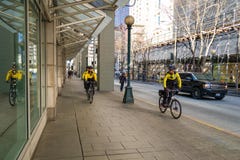 Ufficiali di polizia sulle biciclette fotografie stock libere da diritti Ufficiali di polizia sulle biciclette fotografie stock libere da diritti