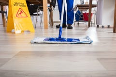 Ufficio di Cleaning Floor In del portiere fotografia stock Ufficio di Cleaning Floor In del portiere fotografia stock