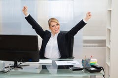 Ufficio di Raising Hands In della donna di affari immagini stock libere da diritti Ufficio di Raising Hands In della donna di affari immagini stock libere da diritti