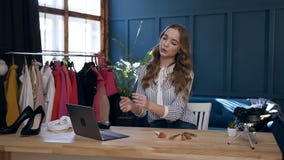 Ufna młoda kobieta nagrywa tutorial i dzieli na ogólnospołecznych środkach w jej vlog dlaczego wybierać dobrego muśnięcie dla uzu zbiory wideo Ufna młoda kobieta nagrywa tutorial i dzieli na ogólnospołecznych środkach w jej vlog dlaczego wybierać dobrego muśnięcie dla uzu zbiory wideo