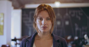 Ufnej rudzielec młodej kobiety poważny i uśmiechnięty portret Korporacyjny busineswoman, freelancer, małego biznesu właściciel pr zbiory Ufnej rudzielec młodej kobiety poważny i uśmiechnięty portret Korporacyjny busineswoman, freelancer, małego biznesu właściciel pr zbiory