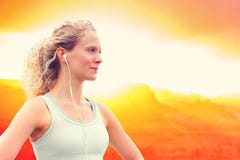 Ufnej Sporty kobiety Słuchająca muzyka Przy zmierzchem obrazy stock Ufnej Sporty kobiety Słuchająca muzyka Przy zmierzchem obrazy stock