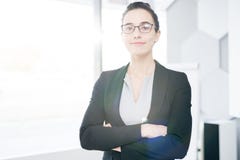 Ufny bizneswoman Pozuje w biurze zdjęcie royalty free Ufny bizneswoman Pozuje w biurze zdjęcie royalty free