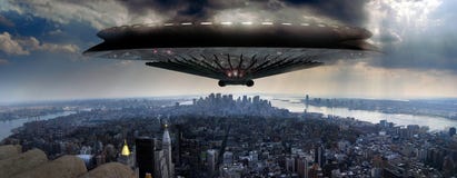 UFO sopra Manhattan illustrazione di stock UFO sopra Manhattan illustrazione di stock