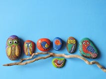 Uil en vogels die op stenen wordt geschilderd Stock Afbeeldingen Uil en vogels die op stenen wordt geschilderd Stock Afbeeldingen
