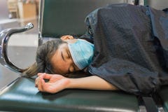 Uitgeput meisje met gaasmasker die op de bank liggen royalty-vrije stock foto's Uitgeput meisje met gaasmasker die op de bank liggen royalty-vrije stock foto's