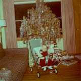 Uitstekend Babybeeld, Kerstmis, Boom stock foto Uitstekend Babybeeld, Kerstmis, Boom stock foto
