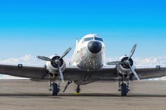 Uitstekend die schroefturbinevliegtuig bij de luchthaven wordt geparkeerd royalty-vrije stock fotografie Uitstekend die schroefturbinevliegtuig bij de luchthaven wordt geparkeerd royalty-vrije stock fotografie
