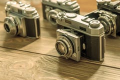 Uitstekende camera's en lenzen op houten achtergrond royalty-vrije stock afbeelding Uitstekende camera's en lenzen op houten achtergrond royalty-vrije stock afbeelding