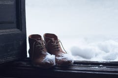 Uitstekende die leerschoenen in sneeuw door de deur worden behandeld stock afbeelding Uitstekende die leerschoenen in sneeuw door de deur worden behandeld stock afbeelding