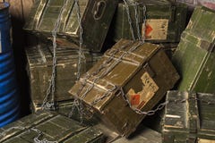 Uitstekende Doos munitie Met het knippen van weg royalty-vrije stock afbeelding Uitstekende Doos munitie Met het knippen van weg royalty-vrije stock afbeelding