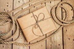 Uitstekende giftdoos en kabel op houten achtergrond Stock Foto's