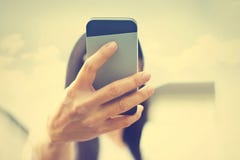 Uitstekende kleurentoon, de genomen beelden van Selfie vrouw van haar zelf in de zonneschijn royalty-vrije stock foto's Uitstekende kleurentoon, de genomen beelden van Selfie vrouw van haar zelf in de zonneschijn royalty-vrije stock foto's