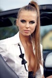 Uitstekende vrouw met cabrioauto stock fotografie Uitstekende vrouw met cabrioauto stock fotografie