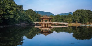 Ukimido paviljong och reflexionerna i sjön, Nara, Japan royaltyfri foto Ukimido paviljong och reflexionerna i sjön, Nara, Japan royaltyfri foto
