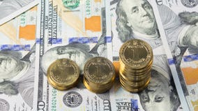 Ukrainsk valutagrivna (hryvniaen, 1 UAH) på bakgrunden av 100 dollarUSA räkningar (100 USD) - demonstration av stigning det excha royaltyfria foton Ukrainsk valutagrivna (hryvniaen, 1 UAH) på bakgrunden av 100 dollarUSA räkningar (100 USD) - demonstration av stigning det excha royaltyfria foton