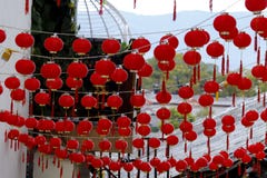Uliczne dekoracje historyczny miasto Lijiang, Yunnan, Chiny - jednakowe mali lampiony - obraz stock Uliczne dekoracje historyczny miasto Lijiang, Yunnan, Chiny - jednakowe mali lampiony - obraz stock